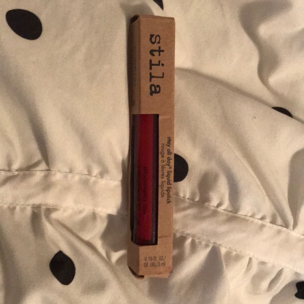 Stilla “stay all day liquid lipstick” (fiery)